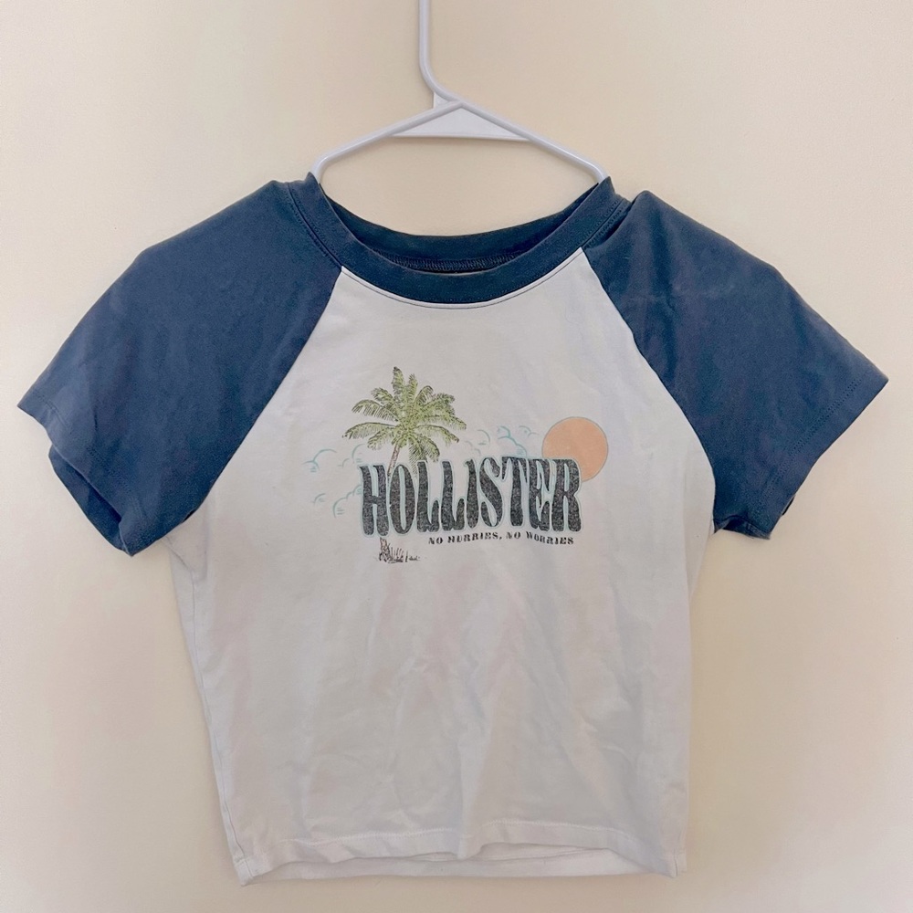 Hollister short sleeve t-shirt size Small. Comes from a smoke free home.